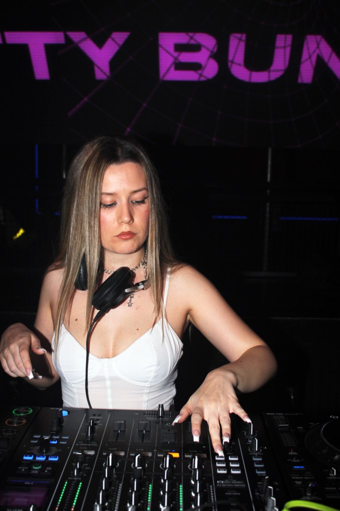 BETTY BUNNY, DJ: «Me gusta pinchar según las vibras de la gente esa misma&nbsp;noche»