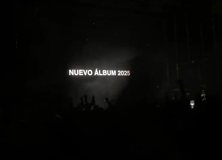 Cruz Cafuné anunciando nuevo álbum para 2025 en el concierto de Tenerife / ELEKAESE