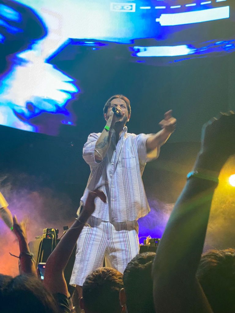 Kinder Malo cantando en la Sala Shoko el 16 de mayo. 
