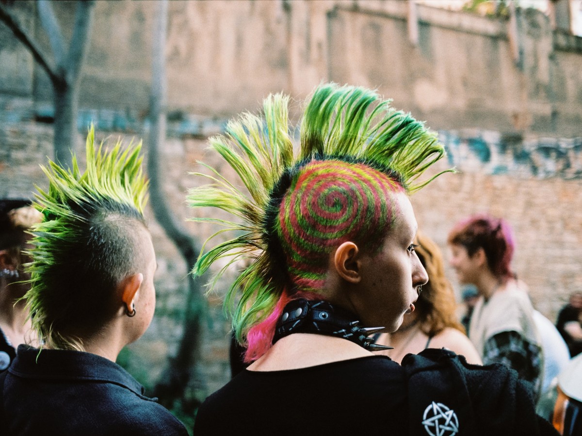 LA MODA COMO HERRAMIENTA DE REIVINDICACIÓN: VIAJE TEMPORAL POR LAS TRIBUS&nbsp;URBANAS